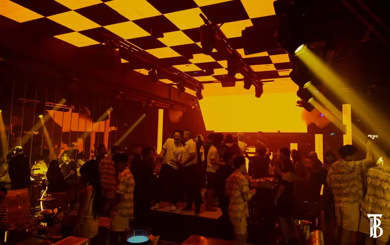 Trần ô cờ đỏ vàng và màn LED khổng lồ trong không gian Trip B Club Bình Dương
